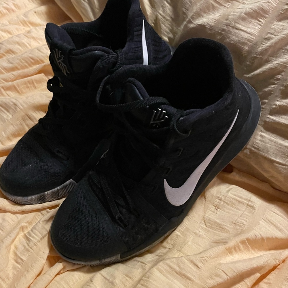 Kyrie Irving Nike Shoes GUC size 4.5 Y